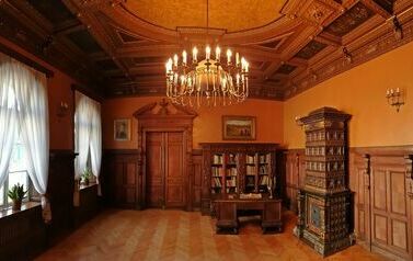 Czytelnia Miejskiej Biblioteki Publicznej w Ozorkowie w zabytkowym budynku, sąsiadującym z Pałacem Schlosser&oacute;w.