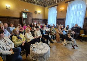 Uczestnicy siedzący na widowni podczas spotkania autorskiego