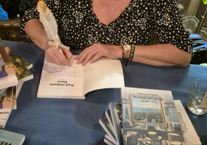 Mariola Szydlik-autorka podpisuje swoje książki