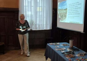 Mariola Szydlik prowadzi prezentację multimedialną, pokazując zdjęcia z Kenii na ekranie projektora.