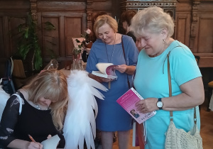 Autorka podpisująca czytelniczkom swoją książkę