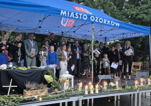 Lektorzy występujący podczas Narodowego Czytania na scenie