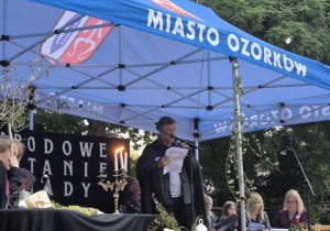 Raper Hubert "Spider" Olczak podczas występu na Narodowym Czytaniu Fot. Krzysztof Kurkowski