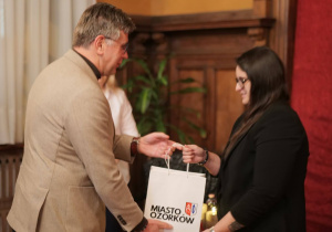 Burmistrz miasta wręcza upominek pisarce