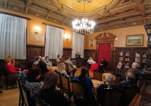 publiczność zgromadzona na spotkaniu