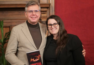 Burmistrz Jacek Socha pozuje do zdjęcia z pisarką Pauliną Olczyk