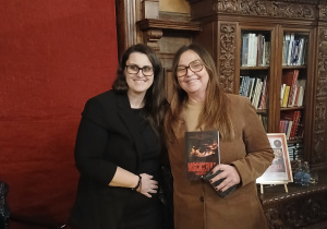 Wspólne zdjęcie pisarki z radną Iwoną Adamczewską