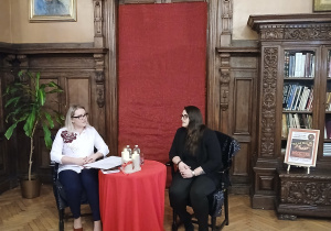 Autorka oraz prowadząca w trakcie spotkania autorskiego