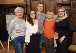 Autorka wystawy, dyrektor biblioteki, czytelniczki i właściciel Restauracji Bazylia na wspólnym zdjęciu