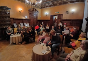 Uczestnicy spotkania podczas wydarzenia, ujęcie z dalszej perspektywy.