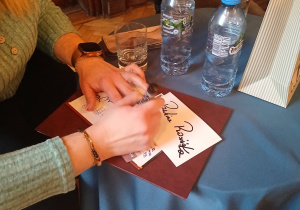Autorka dająca autograf