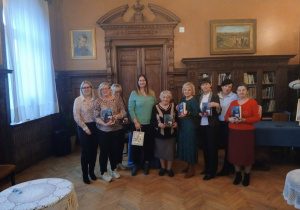 Wspólne zdjęcie uczestników spotkania z autorką